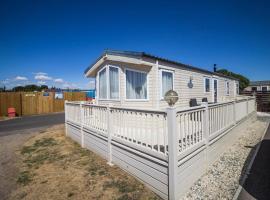 6 Berth Caravan With Decking And Wifi At Suffolk Sands Holiday Park Ref 45082c, luxuskemping Felixstowe-ban