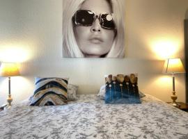 BRIGITTE Studio centre Saint Tropez parking piscine wifi vue mer