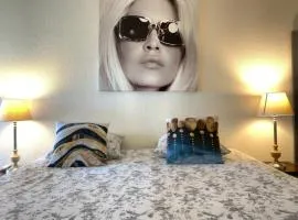 BRIGITTE Studio centre Saint Tropez parking piscine wifi vue mer