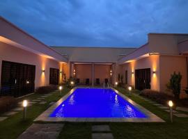 Villa 4 Chambres avec piscine sur Kribi, hôtel à Kribi