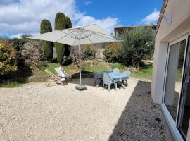 Charmant T2 rénové avec Jardin, hotel in Saint-Mathieu-de-Tréviers