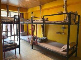 Over the Moon hostel, hotel em Ban Houayxay