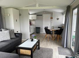 Luxe chalet Friesland i14 - 5 pers, hotel in Westergeest