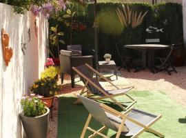 Studio avec Jardin et Parking Privés: Bormes-les-Mimosas şehrinde bir otel