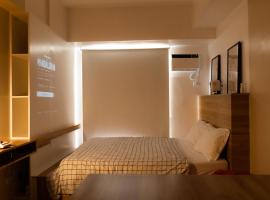 Modern Japanese inspired studio w/ Disney+ & Wi-fi, kuća za odmor ili apartman u gradu 'Iloilo'