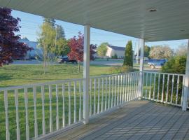 Johnsons Up North, holiday home in Saint Ignace