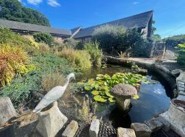 STONE BUILT BARN in a beautiful RURAL setting، فندق مع موقف سيارات في Llangwm-isaf