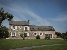 CRASVILLE- EN COTENTIN VUE EPOUSTOUFLANTE SUR LA MER, hotel in Crasville