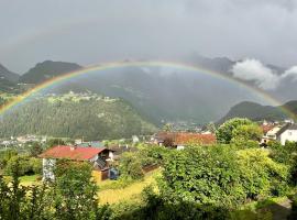 Double room with a kitchenette and private bathroom in a beautiful surrounding, Privatzimmer in Sautens