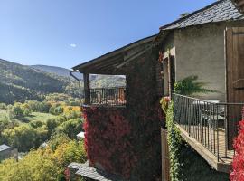 Atalaya - Montserrat Figueras - Gîte pour 8 personnes - 4 chambres en suite - Piscine, hotel em Llo