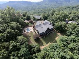 5500 sf cabin 6 king 2 queen beds heated pool spa game room mountain views, hotel in Blue Ridge