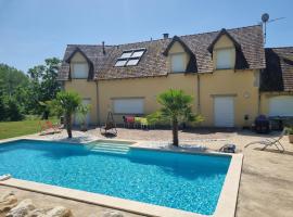 Villa avec piscine, jacuzzi et vue imprenable !, hotel in Herry