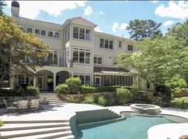 7000 sf: 5 king / 1 queen / 7 single beds, heated pool/spa, designer furnishings, cheap hotel in Flowery Branch