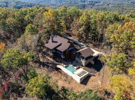 4000 sf cabin 5 king 2 queen beds with heated pool spa game room mountain views, villa a Blue Ridge