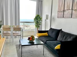 Sea view apartment on the beach, hotel in Bat Yam