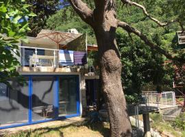 Mediterranean Beach House، فندق في Perazića Do