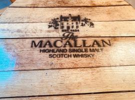 Macallen, hotel with parking in Nairn