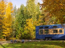 Modern Private Tiny House in the Forest, rumah kecil di Slocan