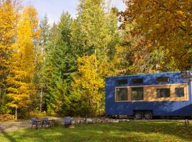 Modern Private Tiny House in the Forest, minijaturna kuća u gradu 'Slocan'