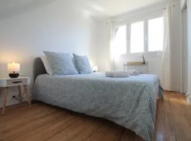 Grand Parking gratuit, De 1 à 4 personnes, Tout équipé, Netflix, Amazon Prime Gratuits et Illimités, Matelas Emma, Lave Linge, Vue sur la Vallée, RDC
