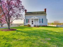 Idyllic Appomattox Home with Porch and Rocking Chairs!, hotel v destinaci Appomattox