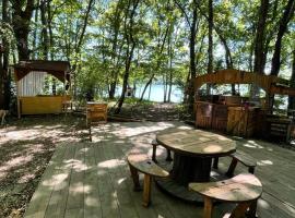 Hebergement insolite, Location Yourte au bord du lac de mielan, camping en Miélan