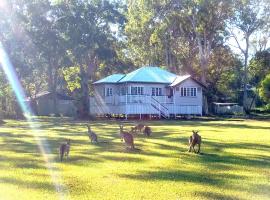 Lake Weyba Noosa Lodge & Kangaroos, hotel golf di Peregian Beach