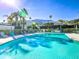 Chic Palm Springs Condo with Pool, Patio and Fire Pit, מלון בפאלם ספרינגס
