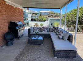 Cheerful Beach house at Redhead - BBQ, Beach, Views، فندق في Redhead