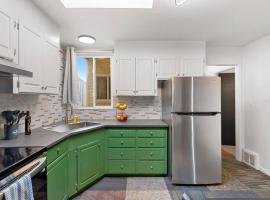 Stylish Green & Gold 2BR / 1Bath Apartment in SFO, kuća za odmor ili apartman u gradu 'South San Francisco'