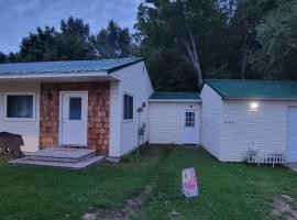 Newly renovated home with WIFI and ROKU TV, villa en Brimley