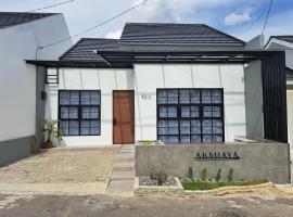 Viesnīca AKSHAYA VILLA SUKABUMI pilsētā Sukabumi