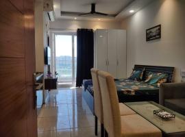 Minimalistic High Rise Stay-Couple Friendly, hotel in Noida
