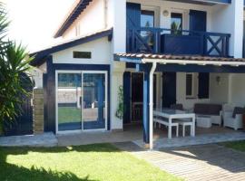 Maison mitoyenne jardin piscine tennis, hótel í Hendaye