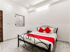 OYO Dhanlaxmi Restaurant & Guest House, hotel v destinaci Gheura