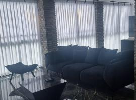 דירה מדהימה עם ג'קוזי, hotel con estacionamiento en Qiryat Binyamin