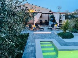 Holiday House Tesser with Pool, vikendica u Galižani