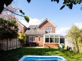 Chichester retreat house with free parking, hotel v destinaci Chichester