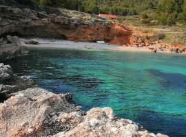 Kuća za odmor Gnjila u uvali iznad prekrasne plaže, hotel in Zavala