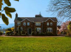 Beautiful 5 bedroom house with hot tub & fire pit, hotel con estacionamiento en Abergavenny