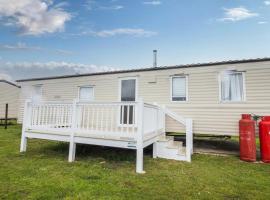 3 Bed, 8 Berth Caravan For Hire At St Osyth Park Near Clacton-on-sea Ref 28039cw, hotel a Clacton-on-Sea