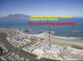 A Modern unit, self checkin, restaurants and shops below, hotel dicht bij: Seaside Village Shopping Centre, Kaapstad