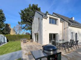 Belle maison avec piscine proche plages Saint-Cast, hotel in Saint-Cast-le-Guildo