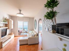 Apartamento junto al mar en costa tropical y Alpujarras granadinas, family hotel in Melicena