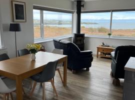 Coastal bungalow, sleeps 5 and ideal for walkers, caba&ntilde;a en Amlwch