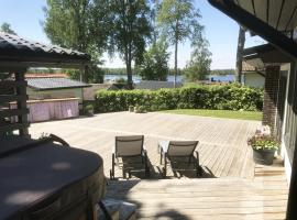 Nice holiday home in Tallbacken outside Ljungby, hotel con parking en Bolmstad