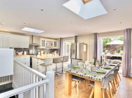 Luxurious Retreat - Hot Tub - Pool Table - Gym - Sauna - Cinema Room - Free Parking - WiFi - Close to Beach, Hotel in Bournemouth