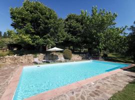 Muralto - 5 Bedroom Villa with Panoramic Pool, hotel in Penna in Teverina