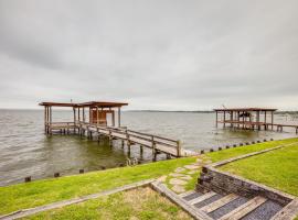 Lakefront Livingston Vacation Rental with Boat Dock!, holiday home in Livingston