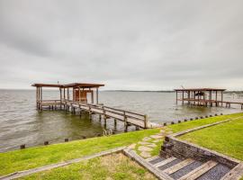 Lakefront Livingston Vacation Rental with Boat Dock!, nyaraló Livingstonban